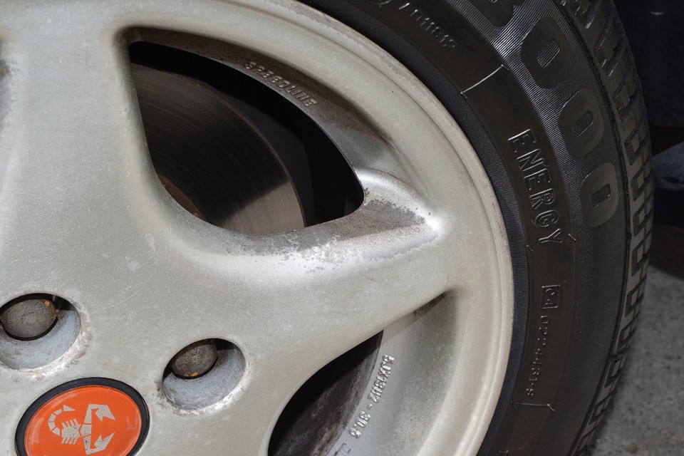 こんな感じの劣化による塗装ハゲがあります。別途費用は若干掛かってしまいますが、気になるようでしたら塗装ももちろん可能ですのでお申し付けくださいませ。