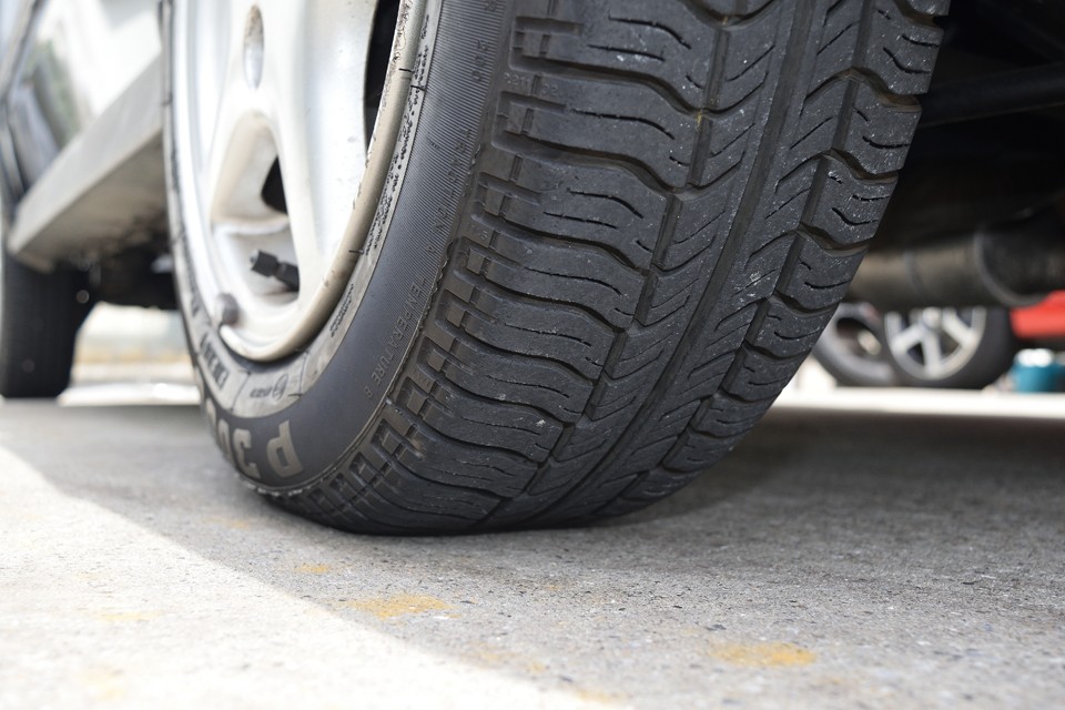 タイヤの残山は５～6分山というところでしょうか・・・山は若干ありますが、少しヒビが見受けられますので、ここは思い切って・・・ご成約いただきましたら新品ピレリタイヤ4本交換サービスします！