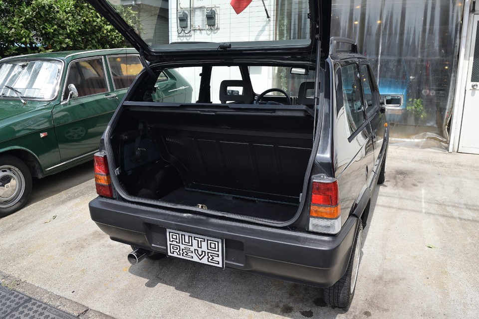 コンパクトなボディサイズに似合わないほど広いラゲッジスペース！ハッチも軽いので開閉も楽々！