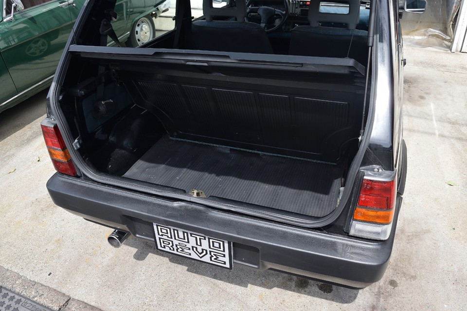 ご覧の通りのスクエアな形状なので思った以上に積めてしまいます。これでも足りないという方は・・・リアシートを折り畳めばさらに広大なスペースになります！