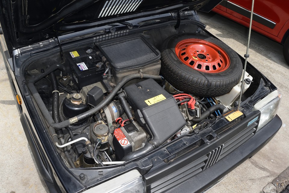 水冷直列4気筒SOHC、1108cc、最高出力52ps(38kW)/5500rpm、最大トルク8.6kg・m(84.3N・m)/3250rpmを発生するエンジン。スペック的にはちょうど現在の軽自動車と同等くらいですが、何故かそれよりパワフルで爽快に感じてしまうのはイタリア車の成せる技？！