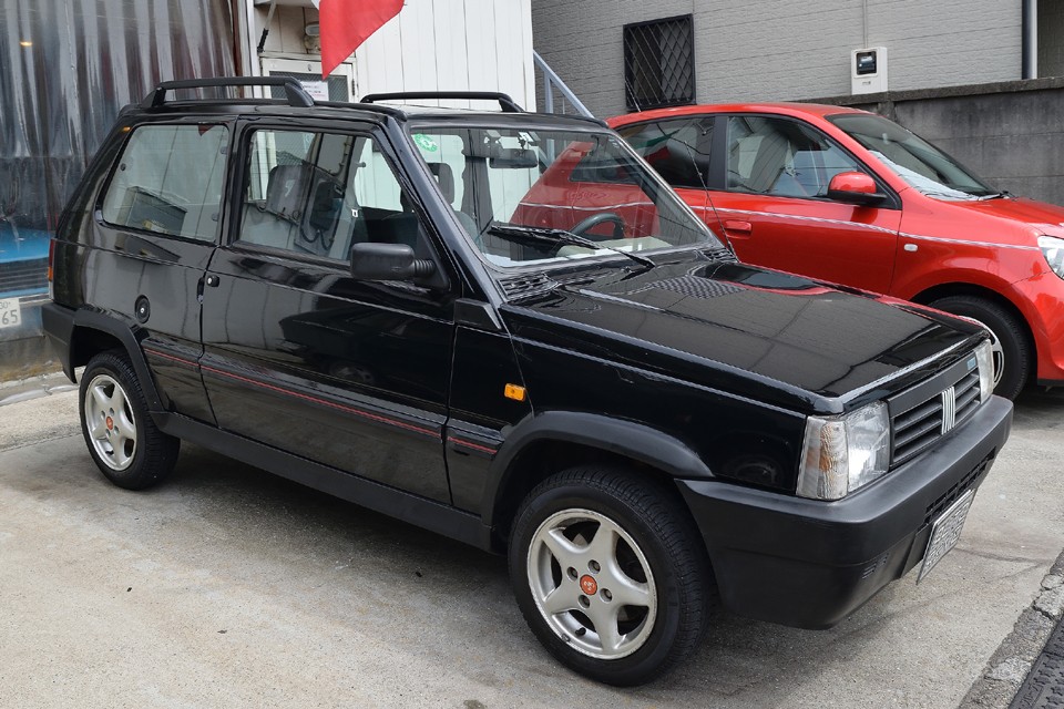 ここでこの個体の状態をお判りいただくため、過去履歴を抜粋でご紹介。＜2008年11月／50,273km＞ラジエター交換、サーモスタット交換、右リアハブASSY交換、＜2010年2月／51,381km＞油脂類交換、左リアハブベアリング交換、EGアッパーマウント交換、バッテリー交換、＜2012年3月／52,567km＞油脂類交換、EGマウント2ヶ交換、ミッションマウント交換、ヘッドカバーパッキン交換、＜2012年7月／52,888km＞ブレーキマスターシリンダー交換・・・