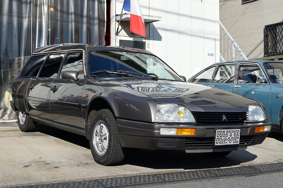 ご存じの通り、プラスチック時代のシトロエンなので、パッキパキのギッシギッシ？！なのは致し方ないところですが、それでも列記としたファミリーカーなのに、このアバンギャルドさ！半端無いですねぇ～。