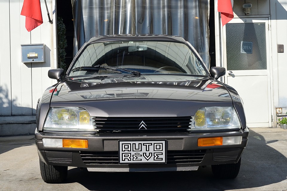 シリーズ1のシンプルで繊細な感じも良いですが、このシリーズ2の目鼻立ちのクッキリとした、線の太い感じも、改めて見るとやっぱり良いですねぇ。シトロエンきってのイケメン？！ではないかと。