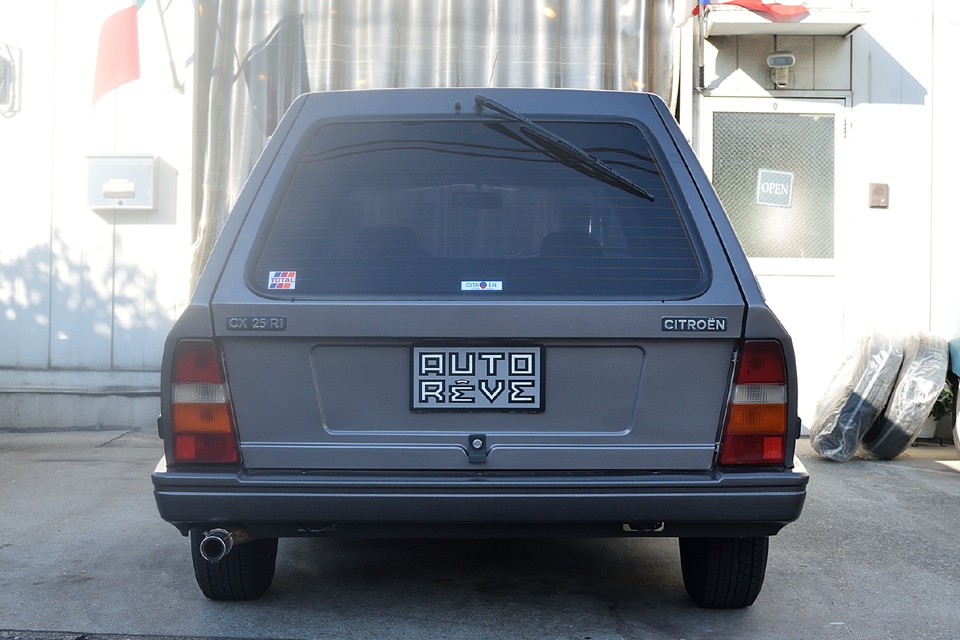 なのに、リアは霊柩・・・いや、家族でゆったり乗るための天井高スタイルなのです！・・・ふぅ。