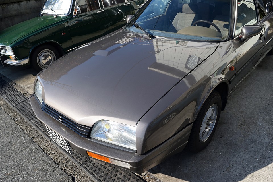 塗装は決して最良の状態というわけでは無いですが、過去に全塗装されているようで色褪せは見受けられません。前後バンパーは最近補修～塗装したばかりのようで、かなりいい感じ！