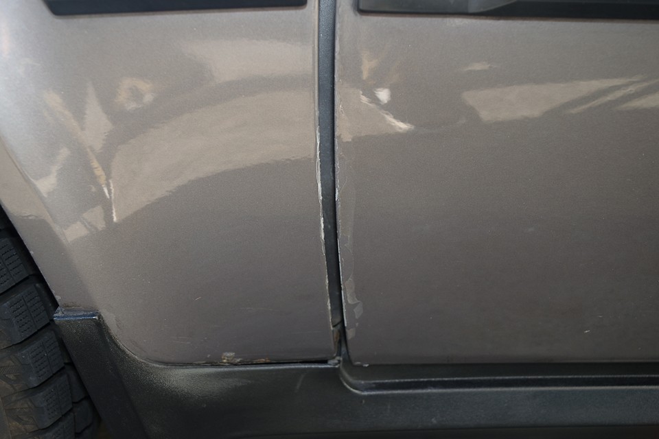 一見、好印象な個体ではありますが、もちろん気になるところはあるわけで・・・外観で気になるのは以下の2点でしょうか。まずは運転席ドア前端にご覧のクリア塗装剥がれがあります。