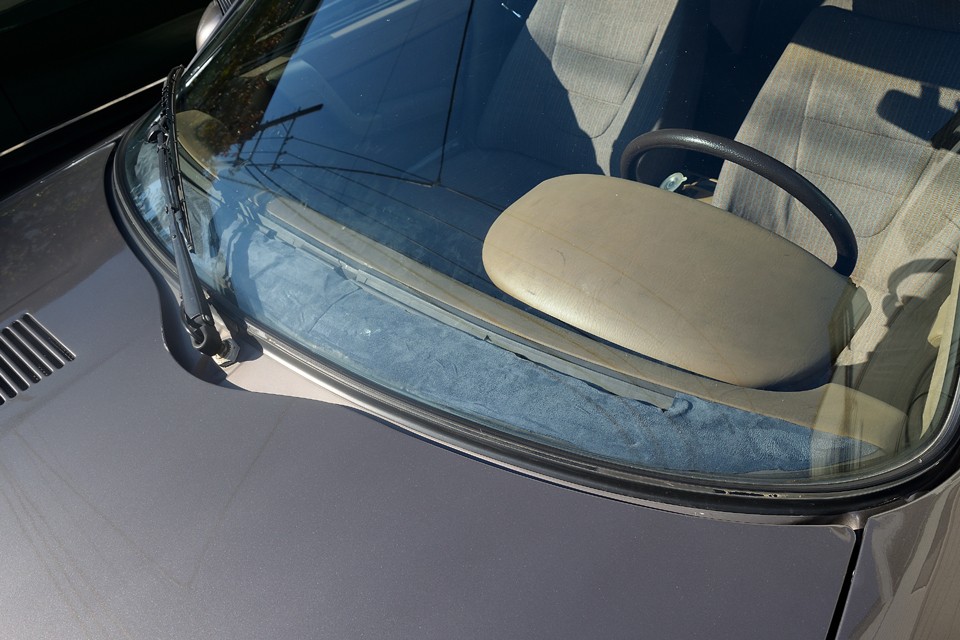 そして、これはプラスチックシトロエンの宿命とも言うべきところですが、ダッシュパネル上部のプラ部分がパッキパキに崩壊しているので、アルカンターラで補修してあります。