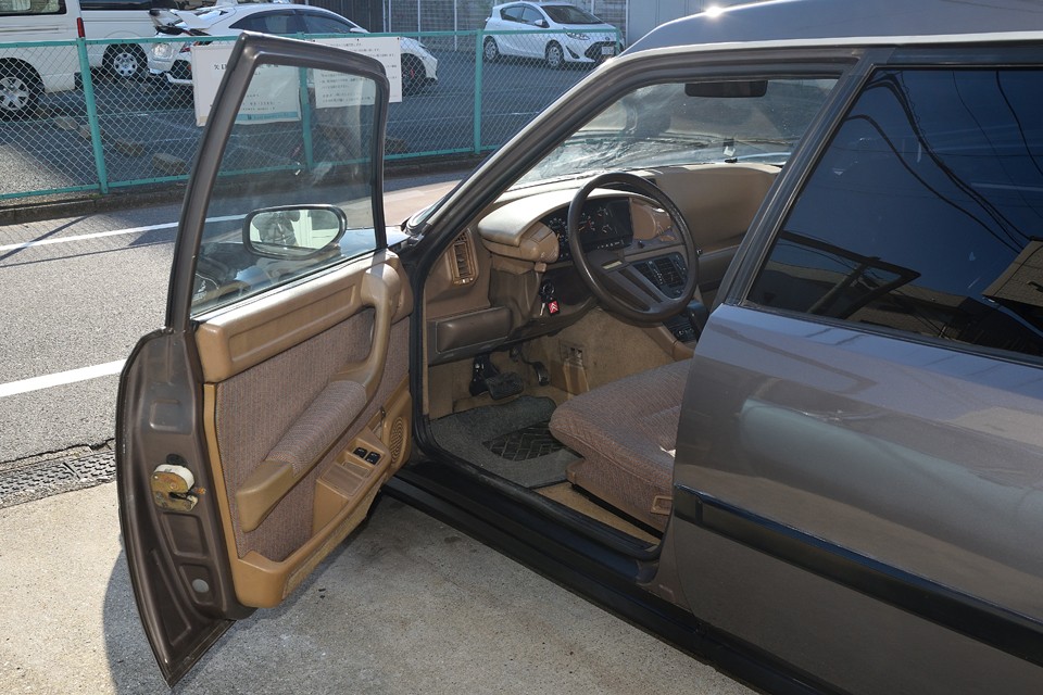 ・・・と、同年代の他CXと比べて、特に酷い劣化というわけではないですが、この時代のシトロエンにお乗りになるのであれば、広～い心で見ていただければと。それではインテリのご紹介です。