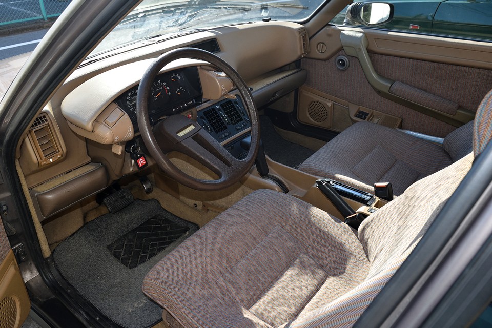 インテリアの第一印象は、「この年式のCXにしてはかなりキレイじゃない？」だと思います。布張りのインテリアでは、もはや標準装備とも言える薄汚れはどうしてもありますが、破れ等の酷い損傷は見受けられません。