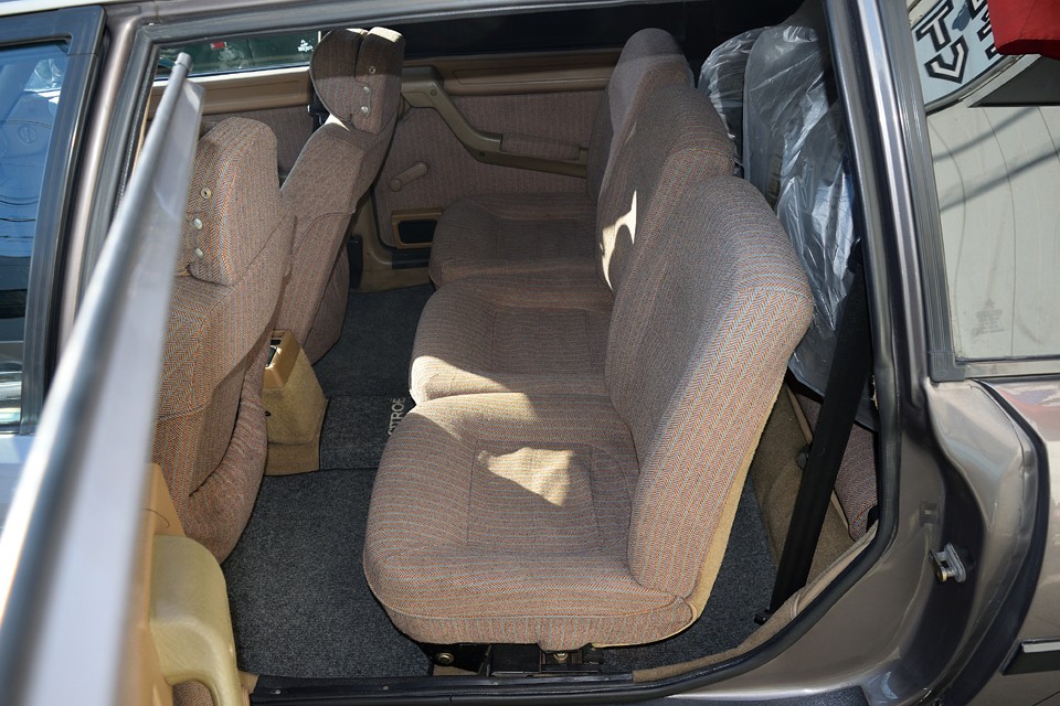 3列目へのアクセスのため、2列目は可倒しやすいように3分解されています。しかもスペースの確保でしょうか、分厚いシートですが、かなり小ぶりです。