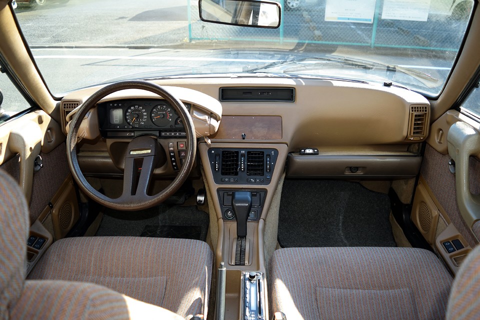 落ち着いた色味のせいで、アンティーク家具のような落ち着いた雰囲気のダッシュパネル。