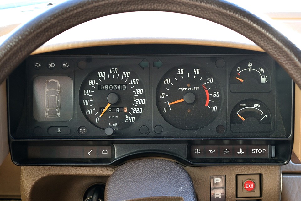 実走行9.6万km！30年を超えるおクルマとしては少ない方ですが、これだけ年数が経過するとそれもあまり参考にはならないかと。このおクルマの場合、直近で1✖✖万円を超える整備、修理をされているのが最大のポイント！詳しくはご来店時にご説明します。