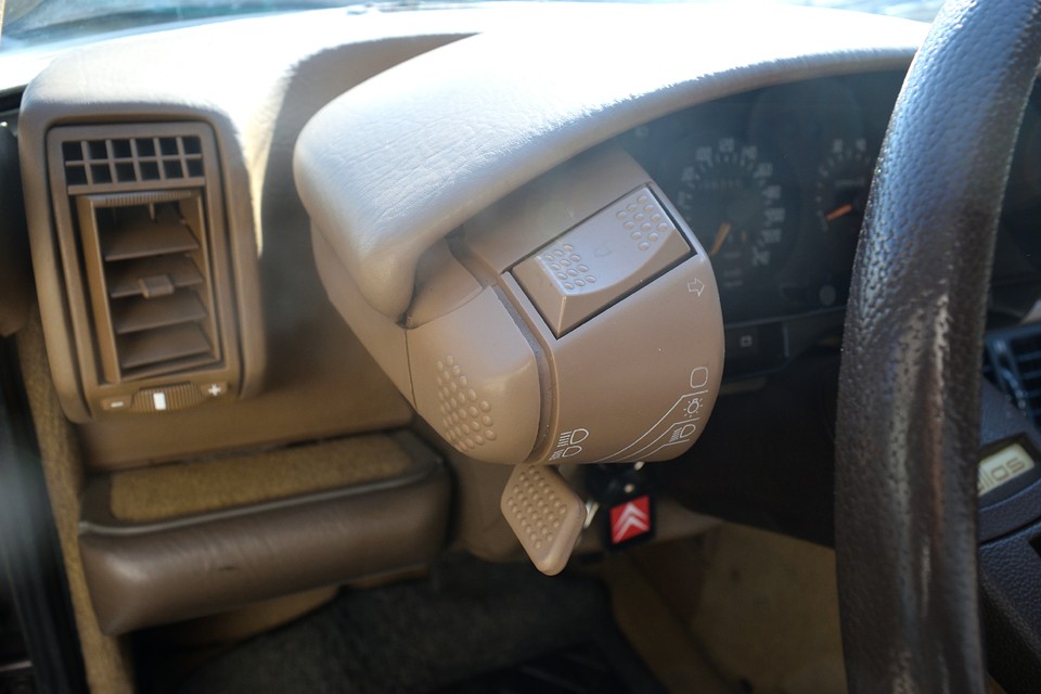 ハンドル左側には、他車では見かけないウインカー、ライト類の操作ユニットを装備！