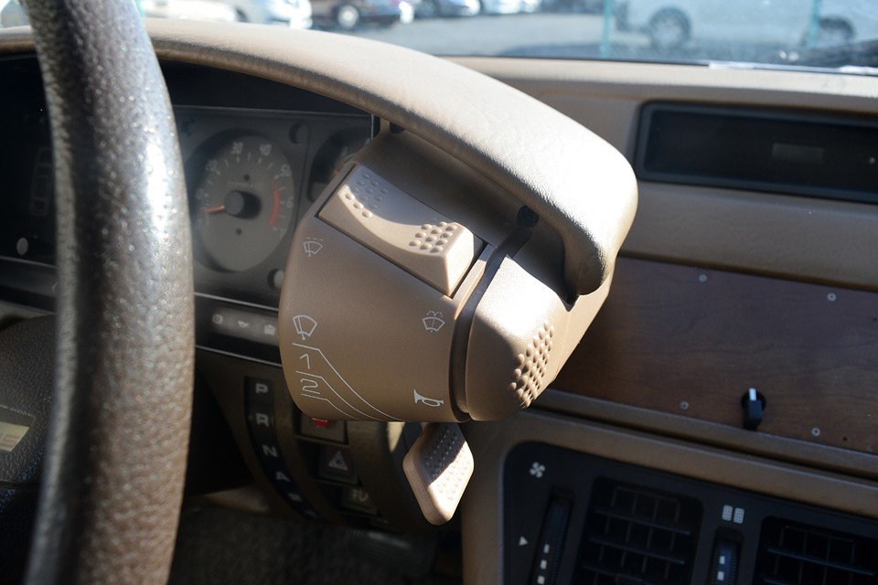 右側はワイパー、ホーンユニット。操作性も良く、おまけにスッキリとした秀逸なデザイン！