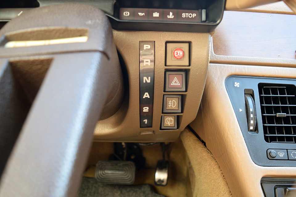 視認性の良い大柄なＡＴシフトインジケーターに、操作性の良い各種スイッチ類！