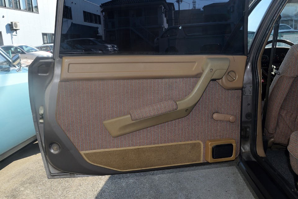 後席ドア内張り。こちらも目立つ損傷はありません。