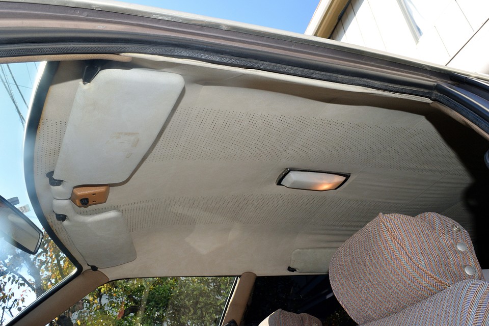 天張りです。パンチングレザーはやはり経年で薄汚れはありますが、垂れや破れはありません。