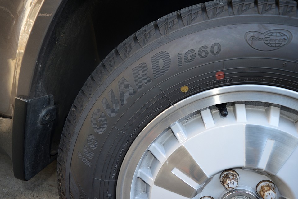 スタッドレスタイヤは、YOKOHAMA iceGUARD IG60を装着。2019年製とまだ比較的新しいものです。