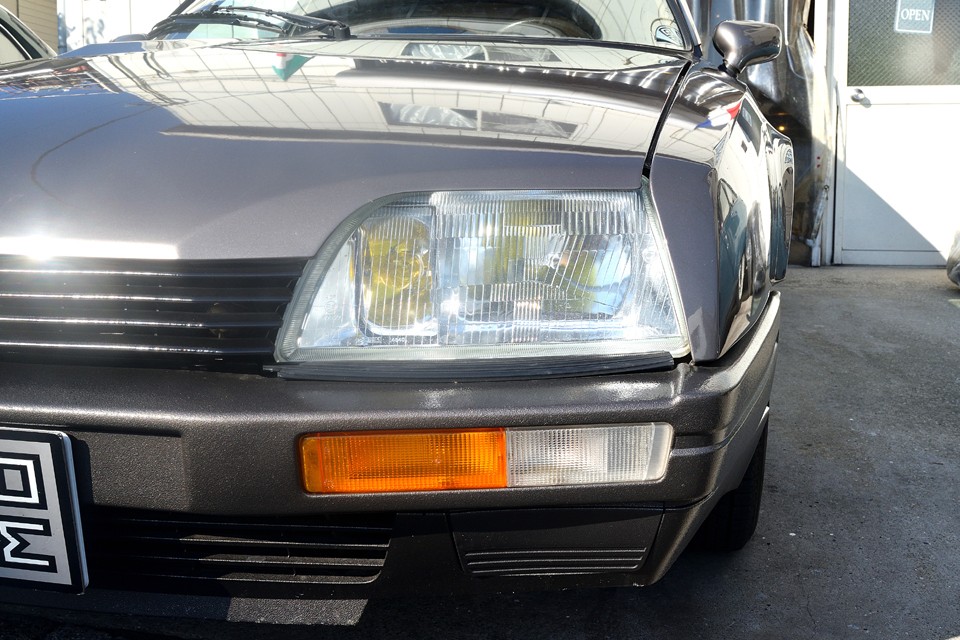 ヘッドライト、ウインカーレンズも曇りや割れ等の損傷はありません。むしろヘッドライトは反射板もキレイで新しいもののようです。