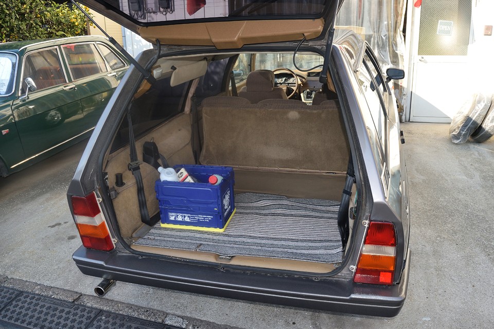 ダブルフォールディングの3列目を折り畳めば、ワゴン車ならではの広大なスペースになります。