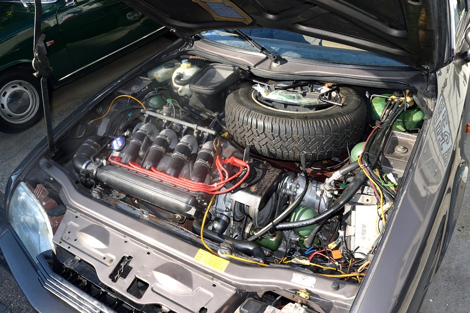 CX25GTiと同型の直列4気筒、2500cc、最大出力138hp/5000rpm、21.5kgm/4000rpmを発生するエンジン。フランス車は数値じゃないんだなぁ、と改めて思わせる常用域での力強さ！