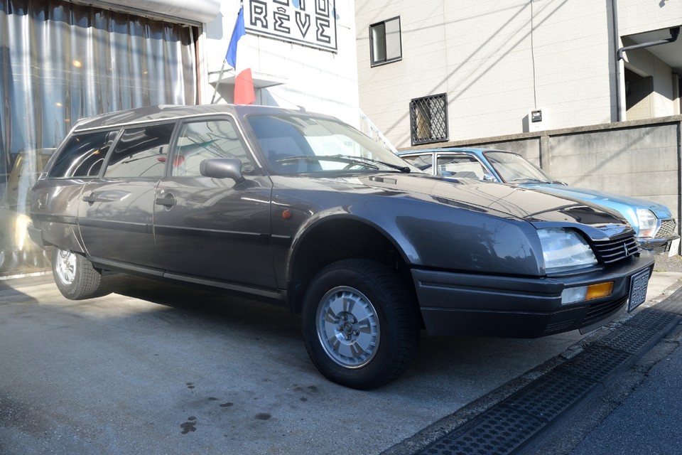 1段上がった悪路走行モード。最近はやりのSUV的スタイルそのもの！名付けて「CX ファミリアール・クロス？！」