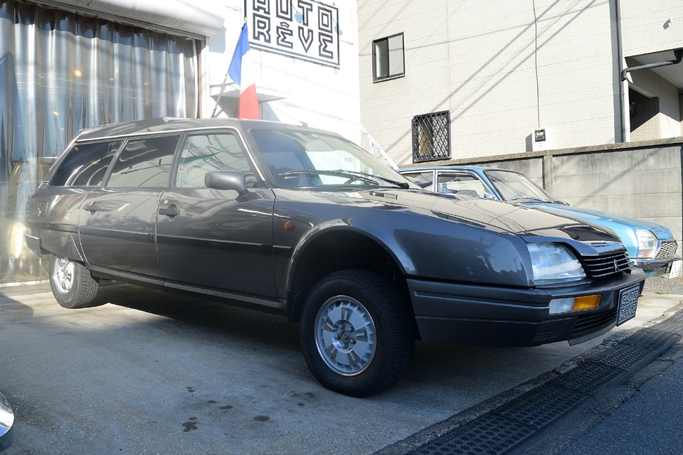 最上位のメンテナンスモード。ジャッキを掛けて車高を下げれば、あっという間にジャッキアップ完了！メンテナンス用の車高ですので、この状態での走行は出来ません。