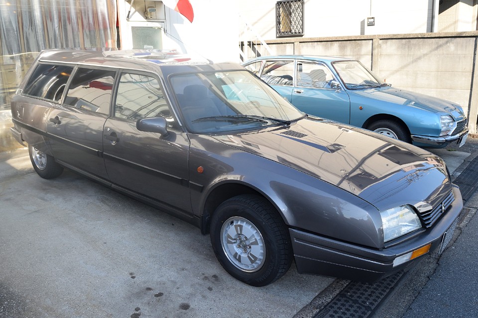 歴代シトロエンの中でも異彩を放つCX Familiale。確かにこのサイズだと、所有するには車庫事情に左右されてしまいますが、ハイドロの乗り心地を求めるのであれば、シトロエンの中でも濃厚な味わいを堪能出来るこのFamilialeはよろしいのではないかと。