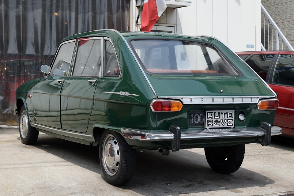 キャトル同様、車幅いっぱいの長い横置きトーションバーが前後に並んで配置されているせいで左右のホイールベースが違う、例のリアサス！だからこその「たわ～ん、たわ～ん」な乗り心地！