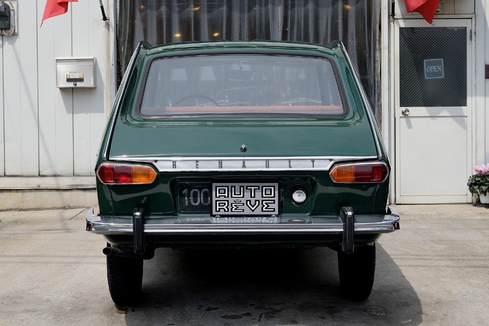 今でこそ流行の異形ランプですが、この当時はかなり先進的なデザインだったはず。それとフランス旧車の常で、視界が良好なのもお判りいただけるかと・・・。