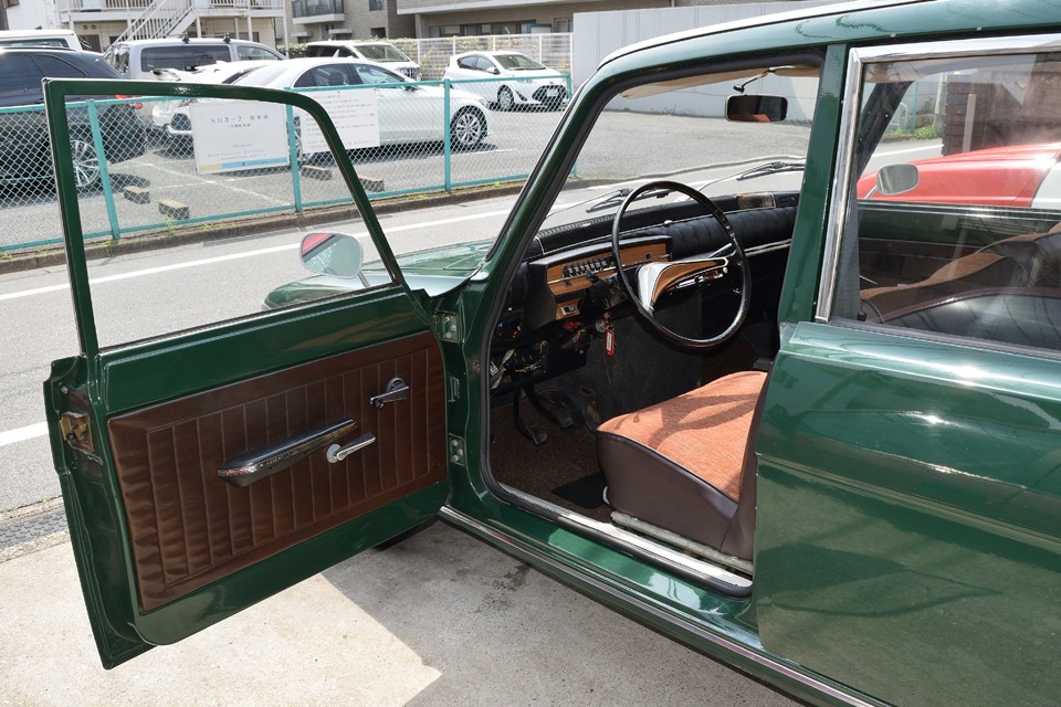 それではフランス車好きでもほとんど知らない、R16のインテリアのご紹介です。どうぞ～！