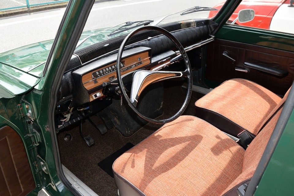 スポーティーなTSグレードの3連丸メーターとは違い、オーソドックスでシンプルな横メーターのGL！フランスベーシック車に華美な装備は不要なのです！まさに「こういうのでいいんだよ！」的な。