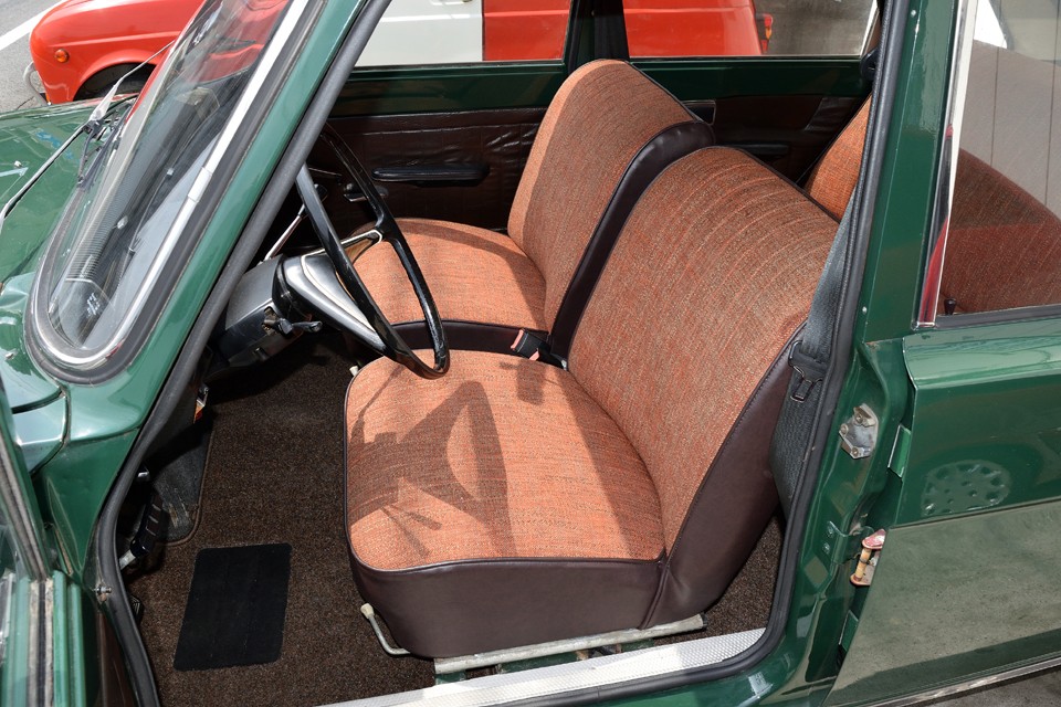 シートは元々茶色のビニールレザーでしたが劣化していたので、ご覧の通り、表はザックリとした赤茶の布生地、裏は茶色のビニールレザーで張り替えました！これ、かなりいい感じでしょ。