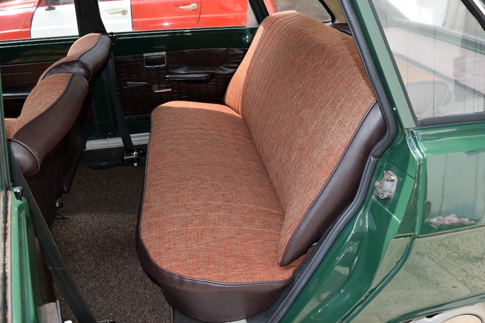 もちろんリアシートも同様に張り替え済！気持ち良くお乗りいただけると思います！