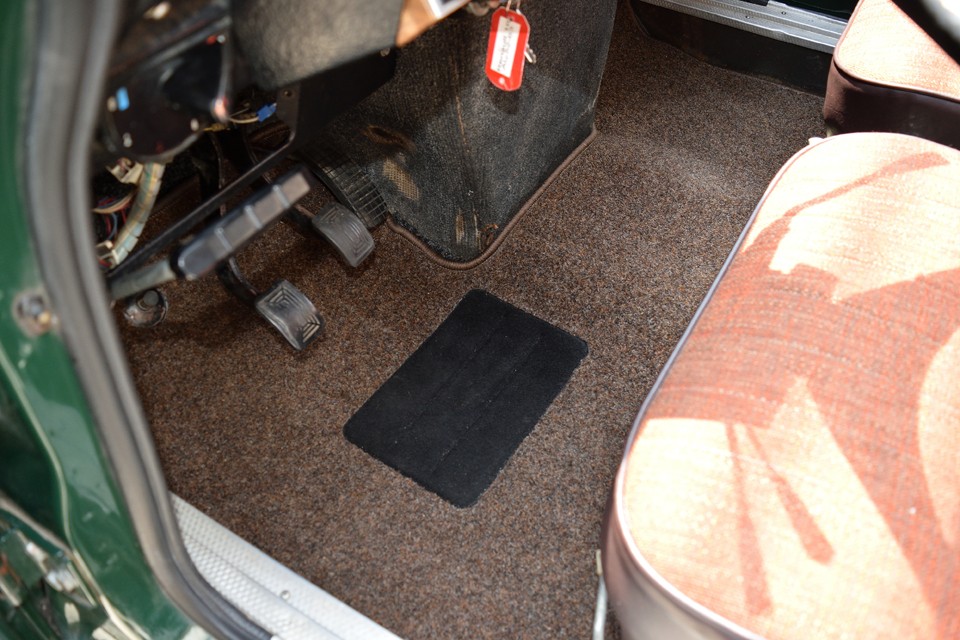 それから忘れちゃいけないフロアカーペット！これも前席～後席まで床面全部、新品交換済です。