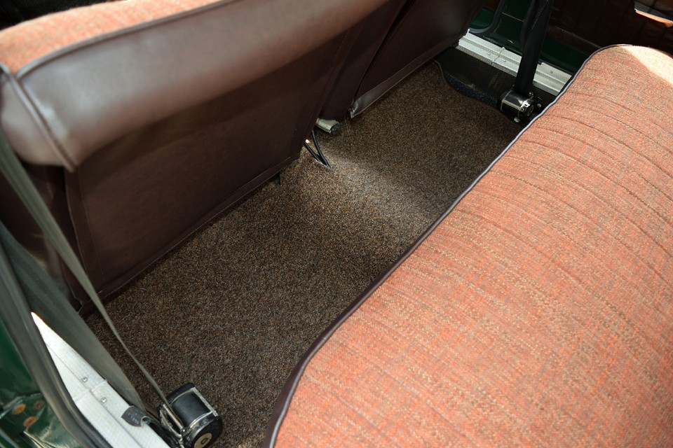 シート、カーペットがすべて新品なので、室内はかなり明るく清潔な印象になりました！