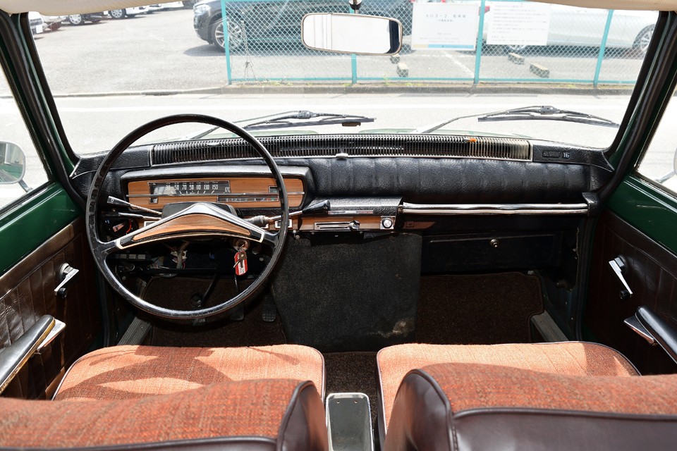 横型メーターに細い2本スポークのステアリング・・・何とものどかな雰囲気ですねぇ、乗り心地もそうですが、見た目にもリラックス出来る「癒し」のクルマなのです！