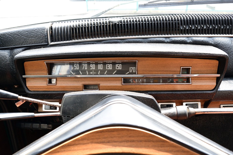 現在オドメーターはご覧の距離ですが、旧車のため不明とさせていただきました。・・・にしても、各メーターをわざわざこんな配置に・・・謎過ぎる。