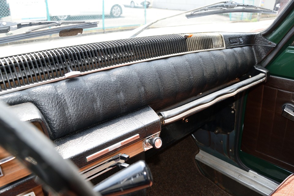 ただビニール素材のクッション材を貼っただけなのにに、こういう雰囲気になるんですねぇ・・・ちなみに助手席前の銀モールのフニャフニャはご愛嬌ということで。