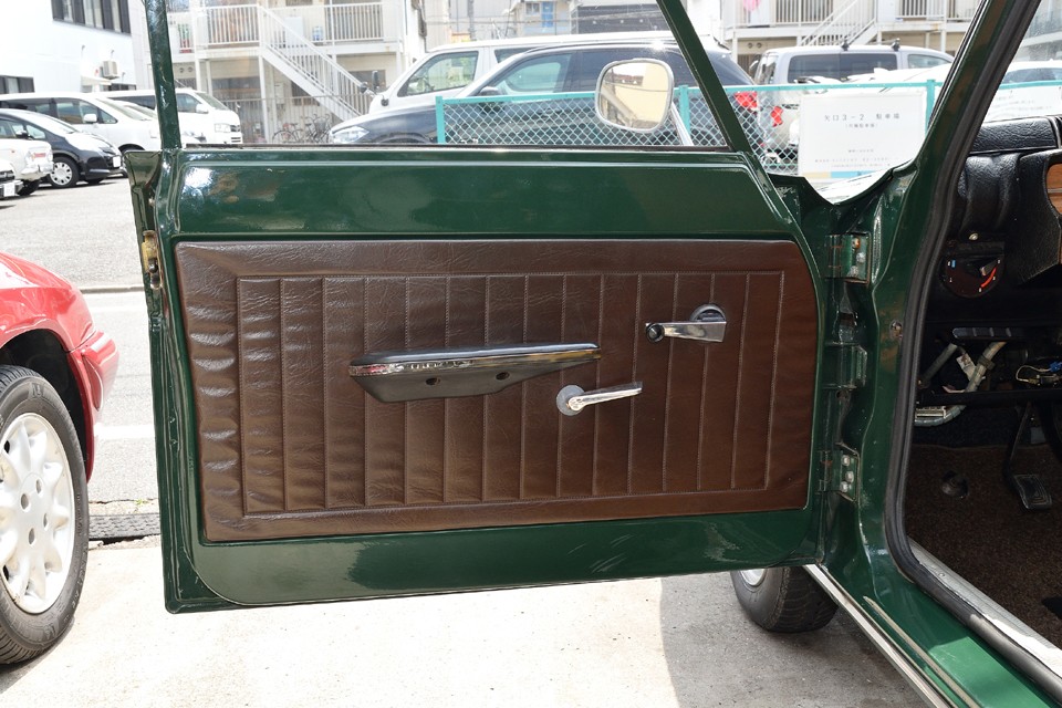 前ドア内張りは損傷も無く比較的良い状態です。茶色と緑のコントラストがいいですねぇ。まるで森の中で木々に囲まれているような雰囲気です。