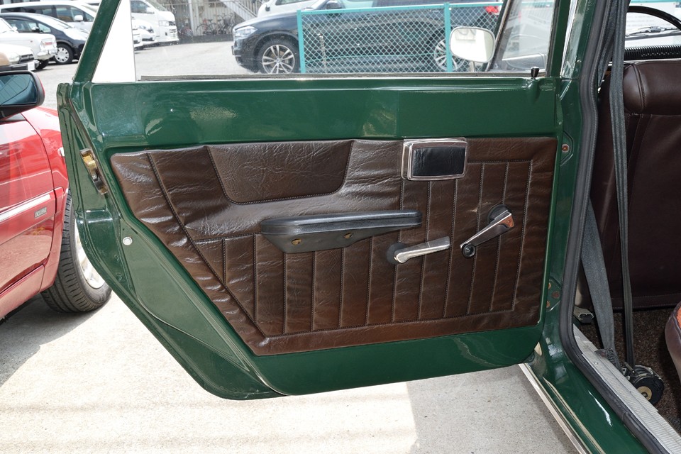 リアドアの内張りもご覧の状態。でも肘の部分のエグレってそんなに大事？これだけで相当コスト掛かると思うんですけど・・・でもそういうとこにこだわるのがルノーらしいっちゃぁ、らしいですけどね。