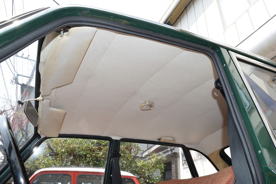 天張りは汚れが目立ちやすいはずの白系ですが、若干の薄い汚れはあるものの、この状態なら合格ですよね。