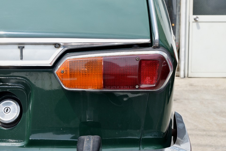 ・・・にしても1968年当時でこの異形ランプって・・・時代がやっと追いついた？！的な。もちろん色褪せ、割れもありません。