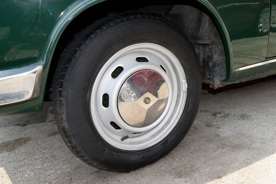 中央がルノーマークの菱形にプレスされたホイールキャップ！ククゥ～、こういう小技にやられてしまいます（苦笑）