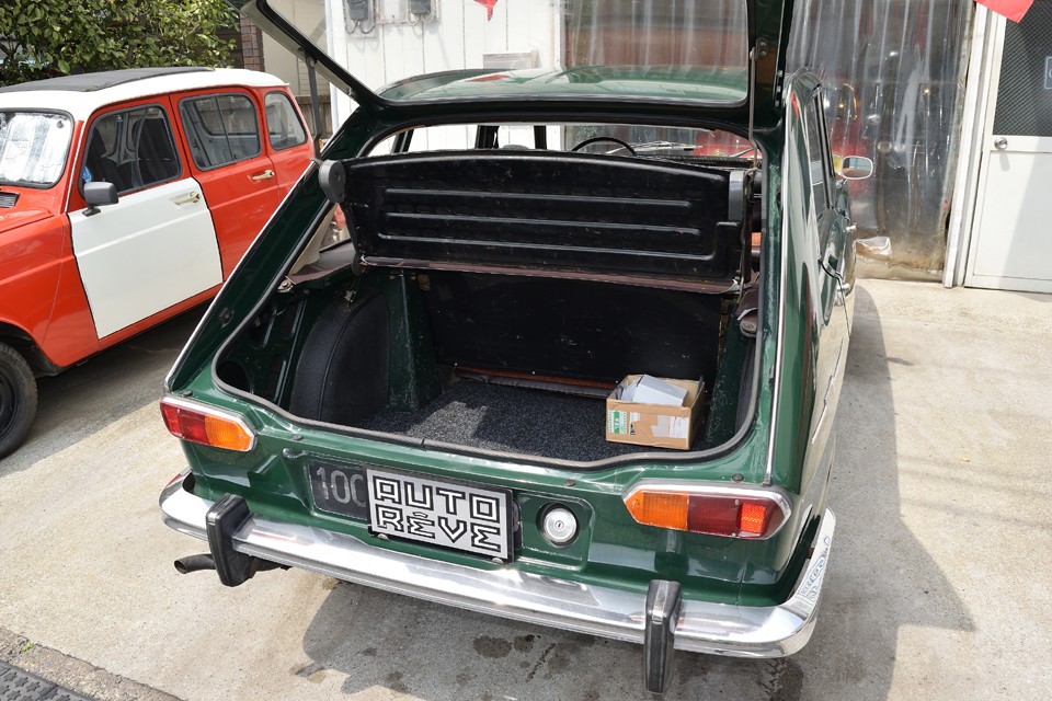 それこそ、家族全員でタップリと荷物を積んでアルプスを越えてバカンスに行く！そんな使われ方をするんですから、ラゲッジスペースはこれくらい巨大でないとね。