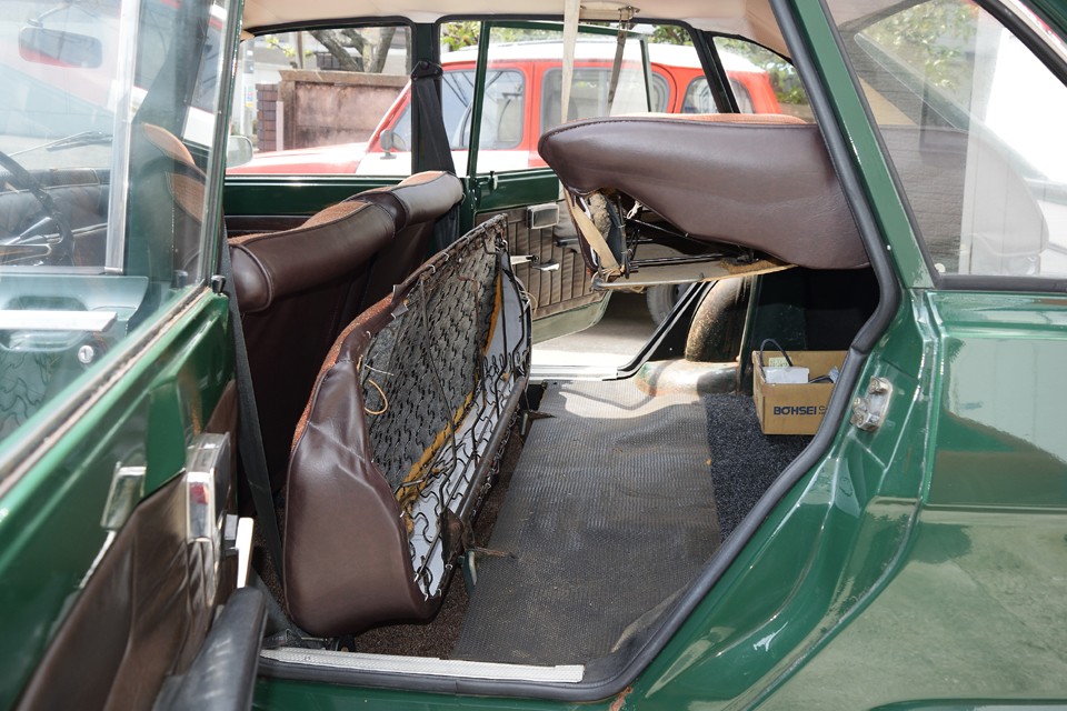 今でこそシートアレンジは当たり前ですが、更に大きな荷物を積む場合は、この時代からこんな風にシートアレンジが出来るのです！