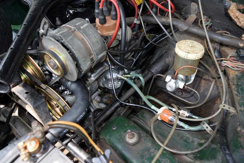 エンジンルームの見える範囲からも、手を入れた個所がお分かりいただけると思います。ブレーキマスター、燃料ポンプ、ウォーターポンプ、それに旧車では肝のプーリーをすべて亜鉛メッキ処理で確実な動作を実現！