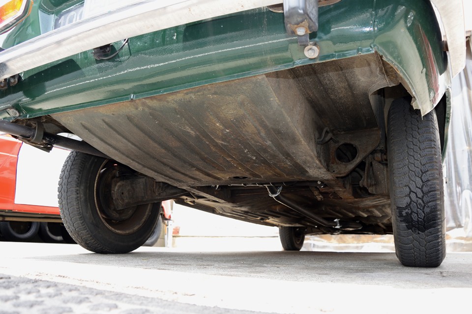 その他にも、ご覧のエキゾーストからエンドまでのすべてのマフラーを一新！更に、ポイント、コンデンサ、デスビキャップ、ローター等の点火系はもちろん、キャブＯ/Ｈ、ヘッドガスケット交換、ラジエターホース等を交換済！