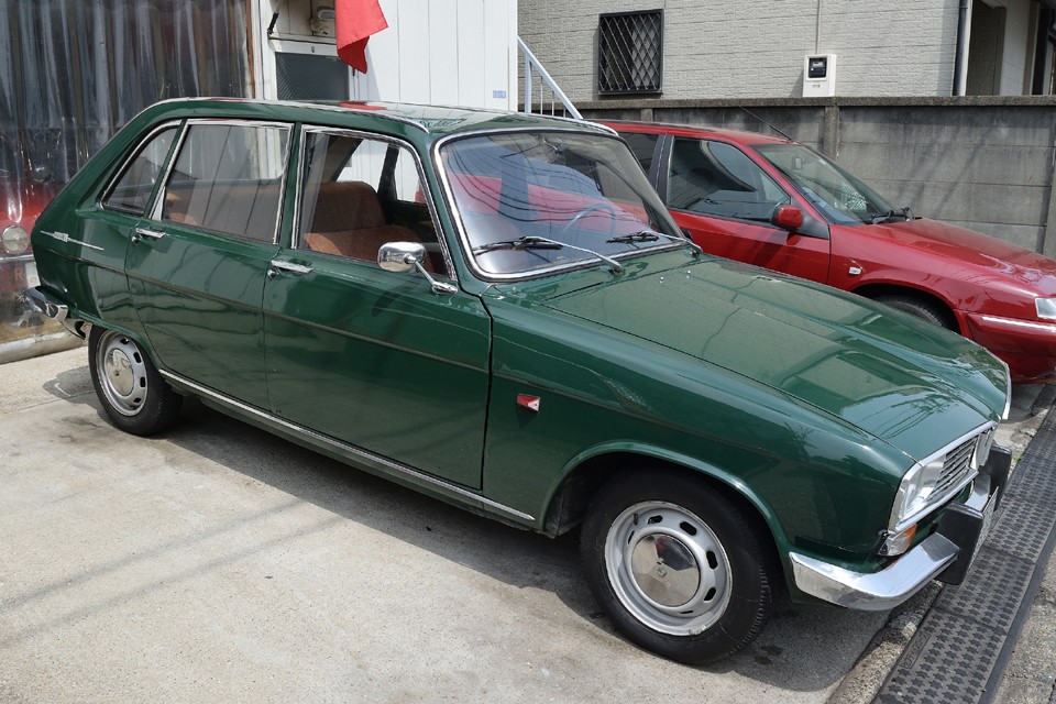 キャトル同様、ミッションが前にあるレイアウトなので、重量のあるエンジンが車体中心に近いせいで、その姿からは想像出来ない程の安定感があるR16。